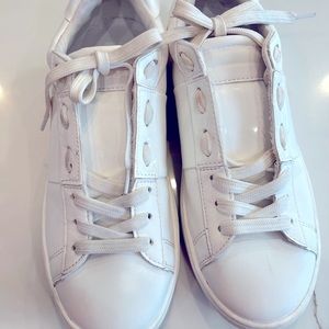Steve Madden White Sneakers size 8M Has great details. In very good condition